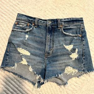 Gently worn Abercrombie and Fitch, the mom short high-rise